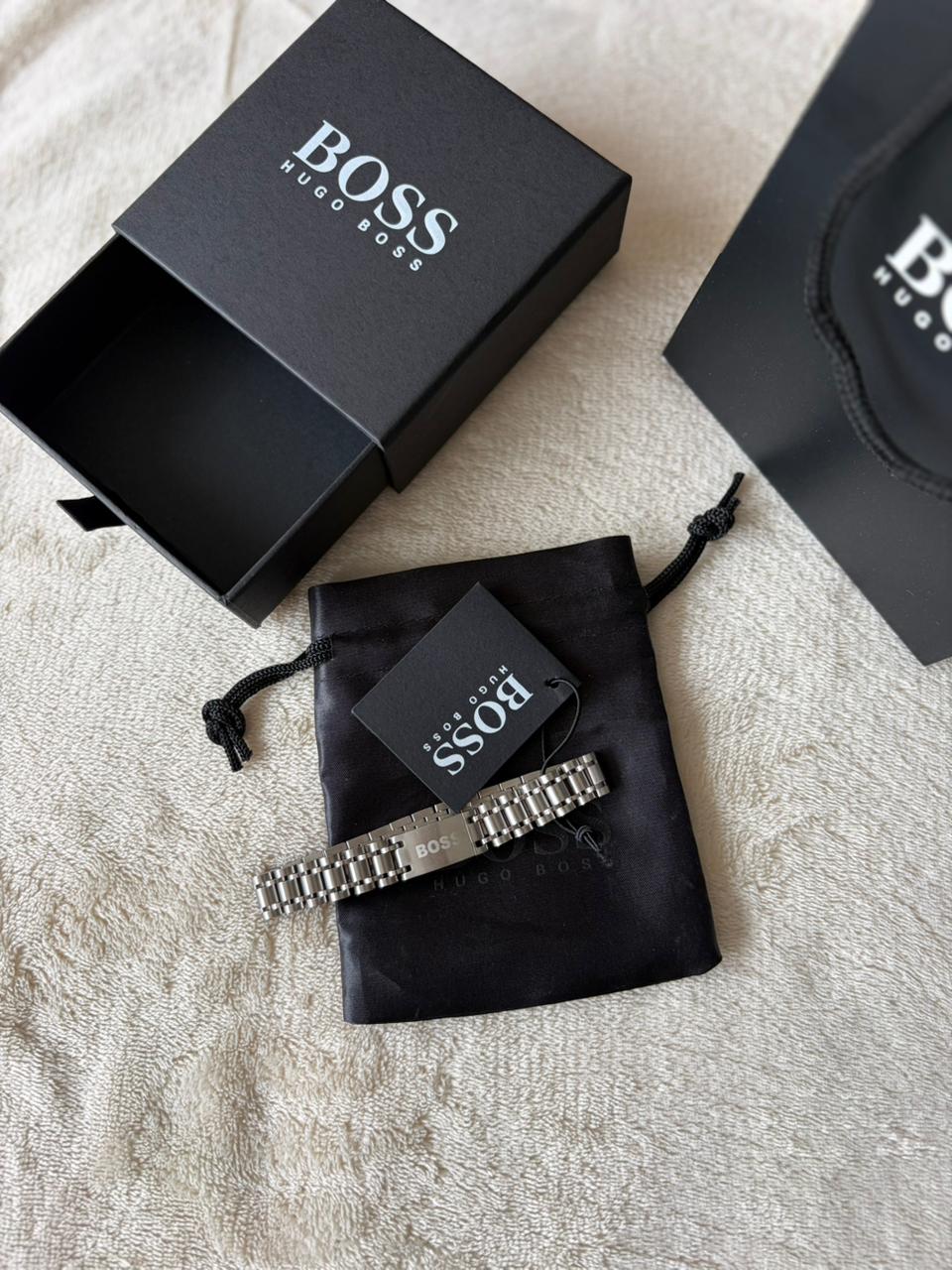 (STOCK) BRAZALETE BOSS PLATEADO CON CIERRE MAGNÉTICO PARA ÉL