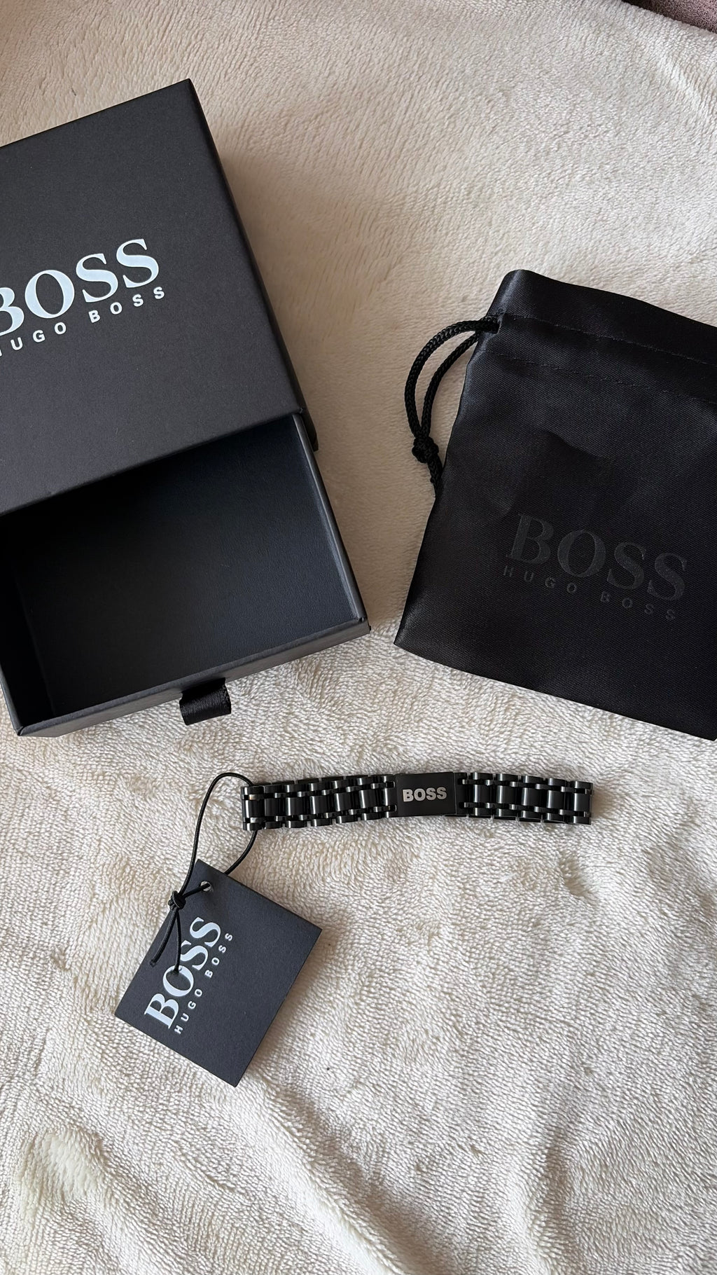 (STOCK) BRAZALETE BOSS NEGRO CON CIERRE MAGNÉTICO PARA ÉL