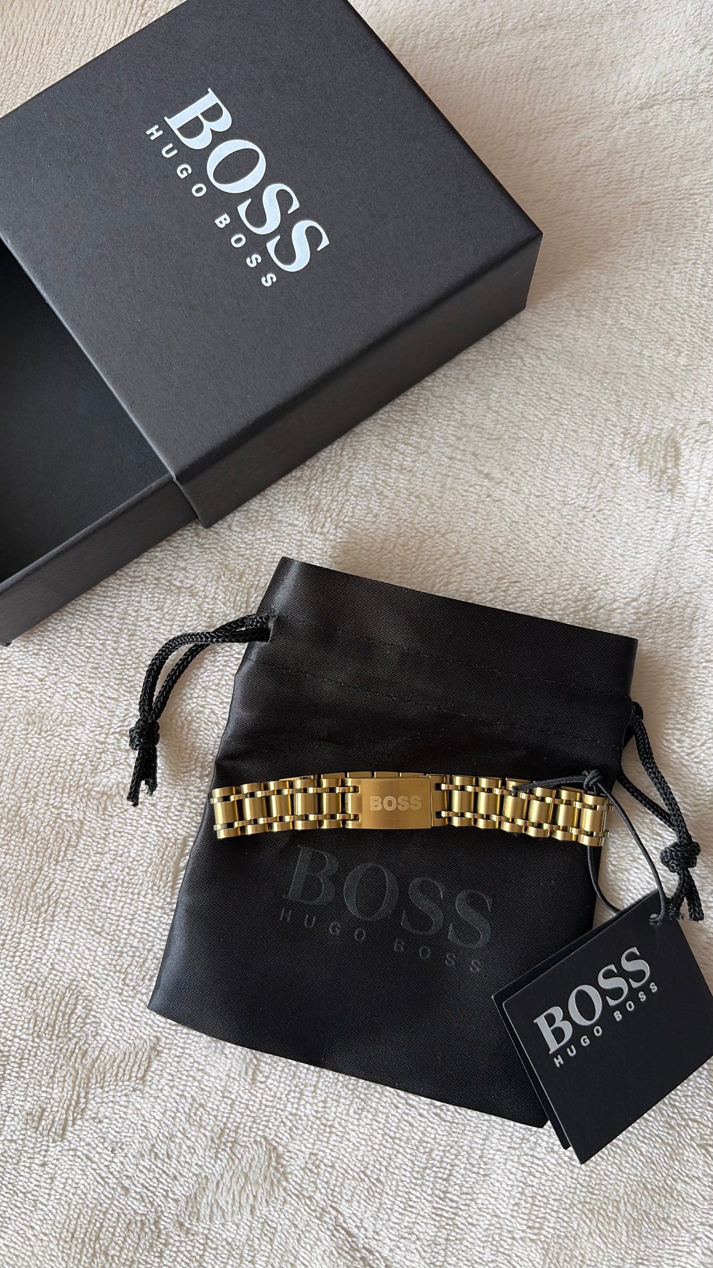 (STOCK) BRAZALETE BOSS DORADO CON CIERRE MAGNÉTICO PARA ÉL